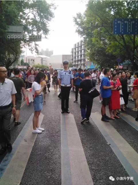 穿红旗袍拿向日葵的送考父亲爆红网络